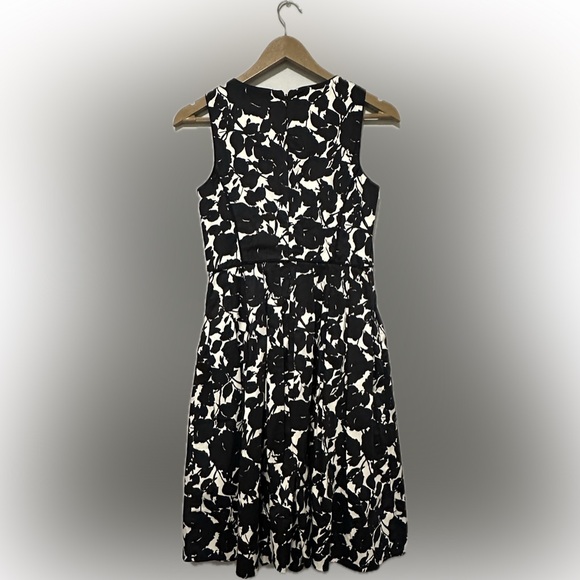 Talbots Petite Sleeveless Floral Fit and Flare Dress-Size 2P - Picture 2 of 7